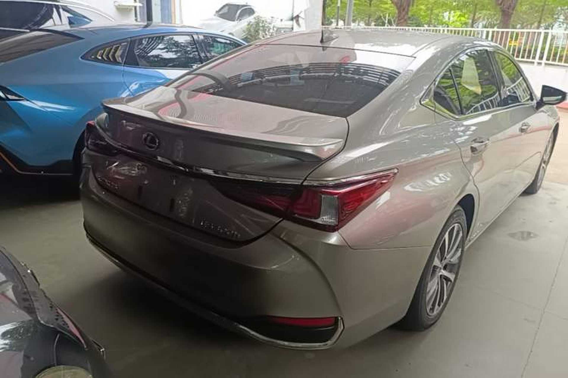 Used Lexus ES 2020 300h Premier Edition Rear Right 45 Deg