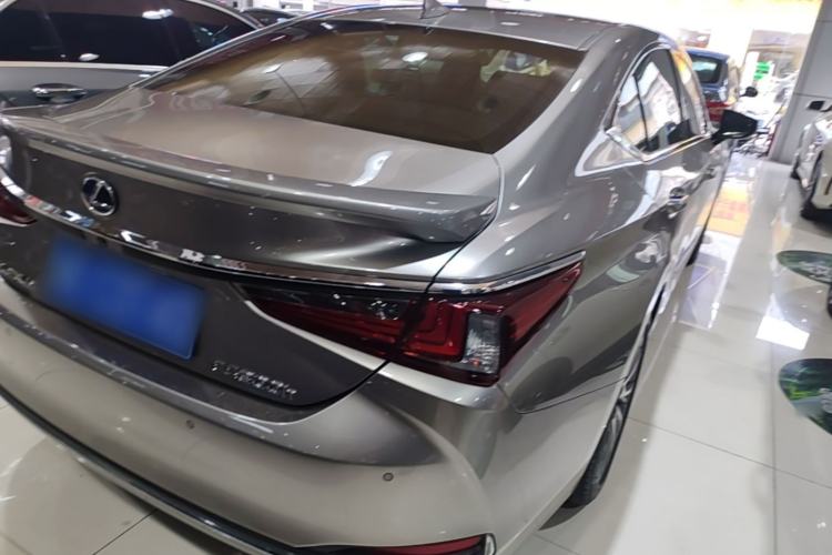 Used Lexus ES 2020 300h Deluxe Edition Rear Right 45 Deg