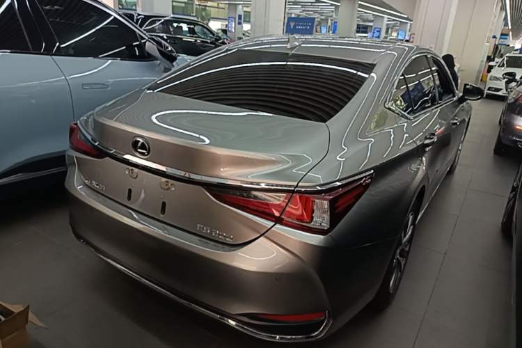 Used Lexus ES 2020 200 Excellence Edition Rear Right 45 Deg