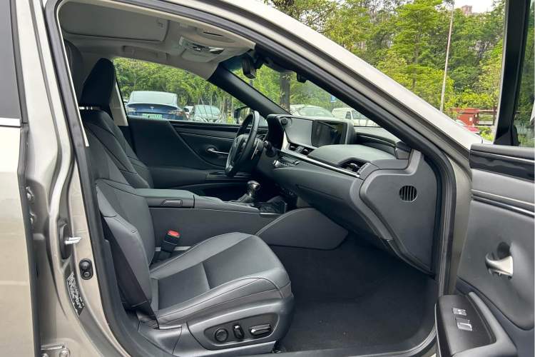 Used Lexus ES 2020 300h Deluxe Edition Right Front Seat
