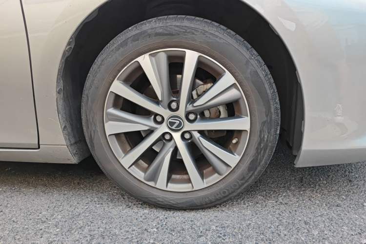 Used Lexus ES 2020 200 Excellence Edition Right Front Wheel Hub