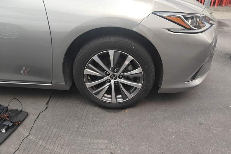 Used Lexus ES 2020 200 Luxury Edition Right Front Wheel Hub