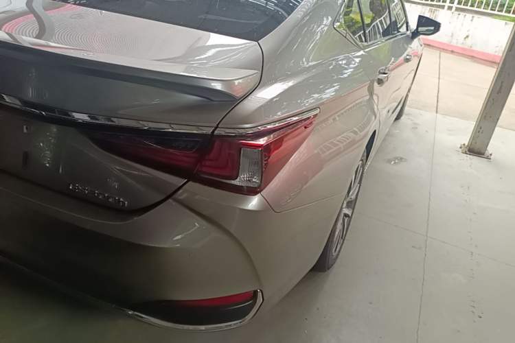 Used Lexus ES 2020 300h Premier Edition Right Rear Taillight
