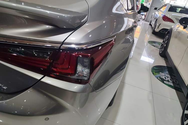 Used Lexus ES 2020 300h Deluxe Edition Right Rear Taillight