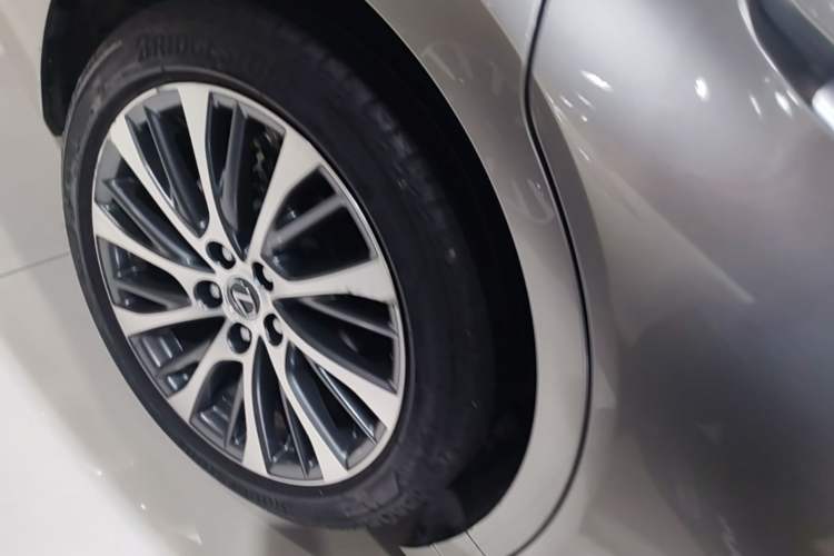 Used Lexus ES 2020 300h Deluxe Edition Right Rear Wheel Hub