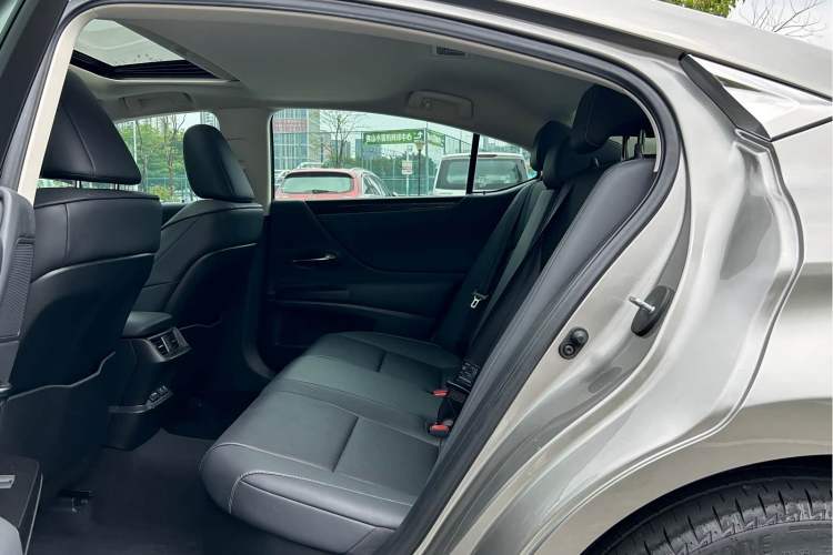 Used Lexus ES 2020 300h Deluxe Edition Roof