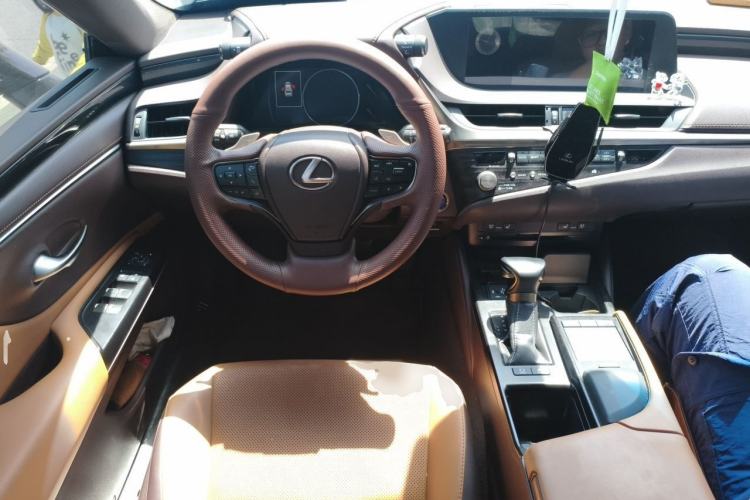 Used Lexus ES 2020 300h Deluxe Edition Steering Wheel