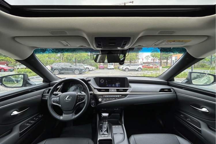 Used Lexus ES 2020 300h Deluxe Edition Trunk