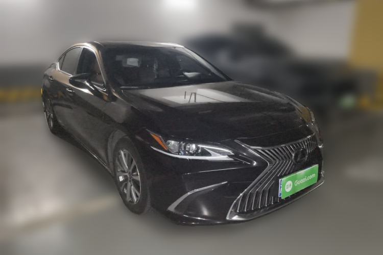 Used Lexus ES 2020 300h Premier Edition Front Right 45 Deg