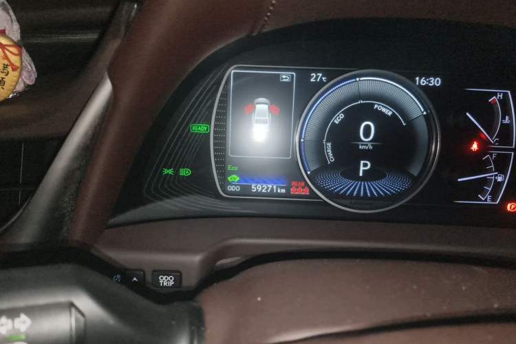 Used Lexus ES 2020 300h Premier Edition Odometer Close Up