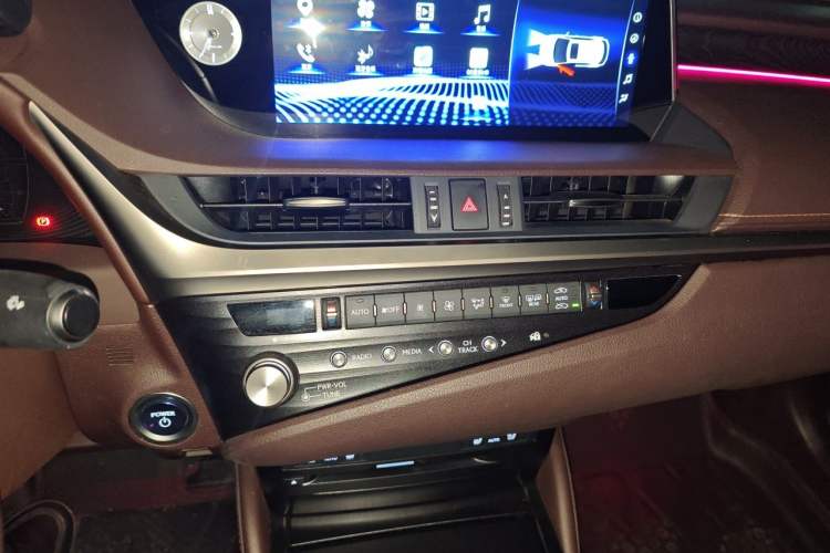 Used Lexus ES 2020 300h Deluxe Edition Audio And AC Panel