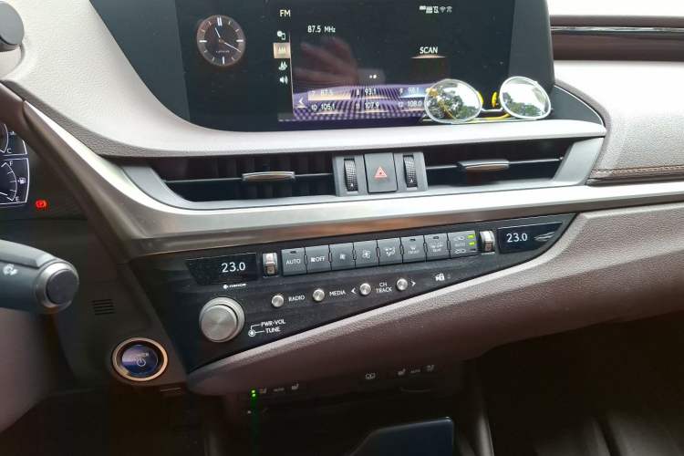 Used Lexus ES 2020 300h Premium Edition Audio And AC Panel