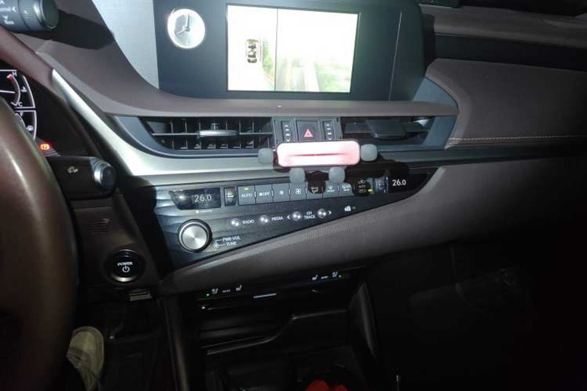 Used Lexus ES 2020 300h Deluxe Edition Audio And AC Panel