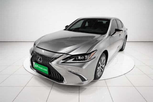 Ojetý Lexus ES 2020 300h Premier Edition