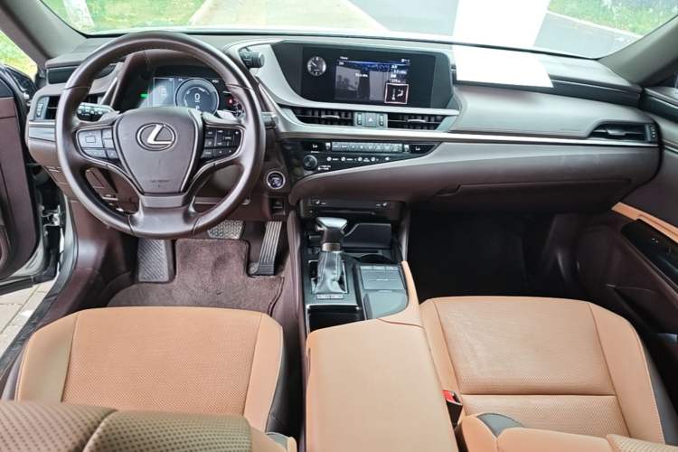 Used Lexus ES 2020 300h Premier Edition Center Console