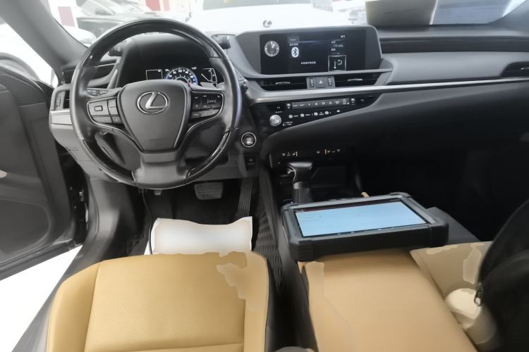 Used Lexus ES 2020 200 Luxury Edition Center Console