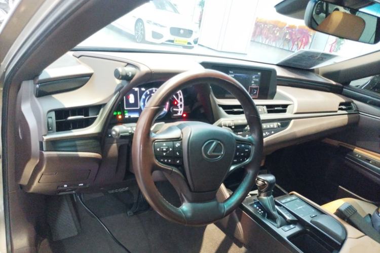 Used Lexus ES 2020 300h Deluxe Edition Center Console