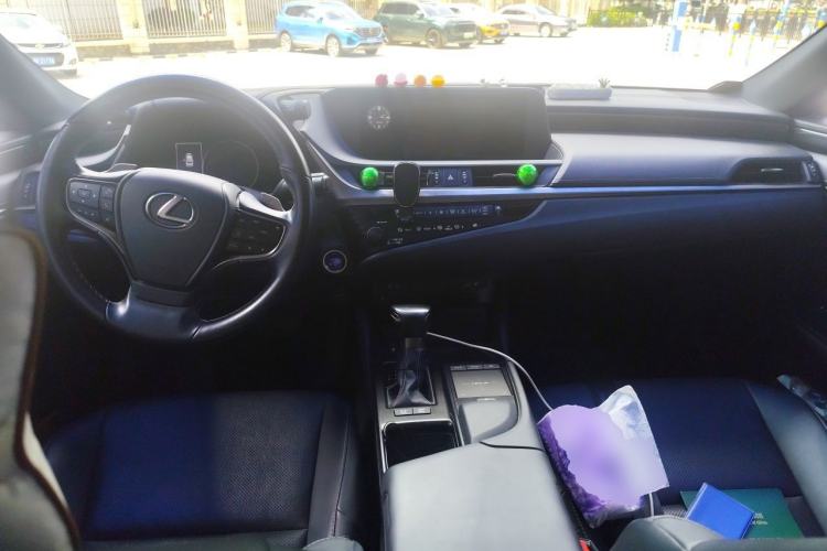 Used Lexus ES 2020 300h Premier Edition Center Console