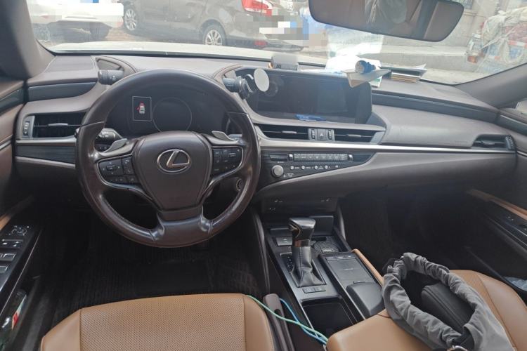 Used Lexus ES 2020 200 Excellence Edition Center Console