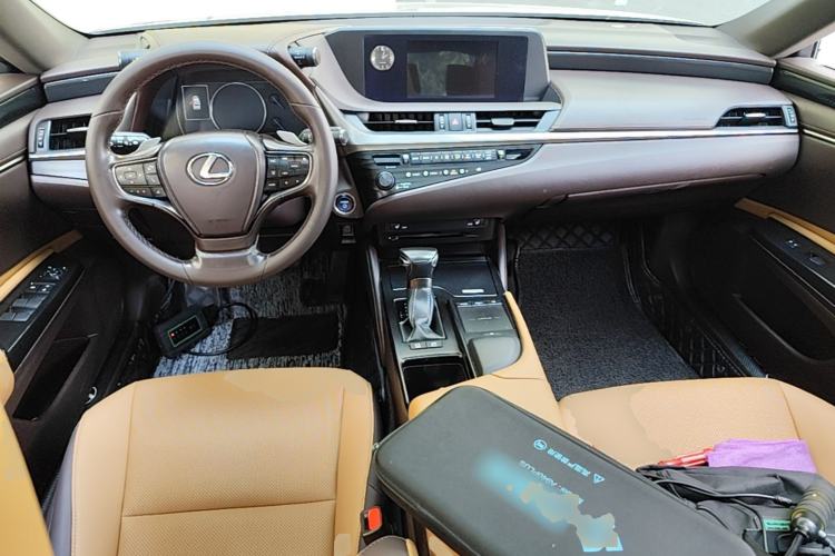 Used Lexus ES 2020 300h Premier Edition Center Console