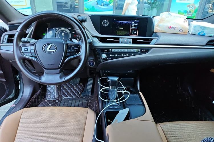 Used Lexus ES 2020 300h Premier Edition Center Console