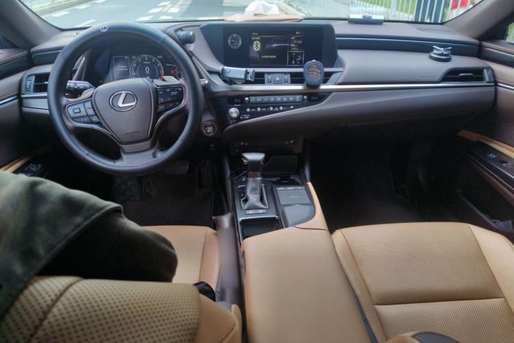 Used Lexus ES 2020 200 Excellence Edition Center Console