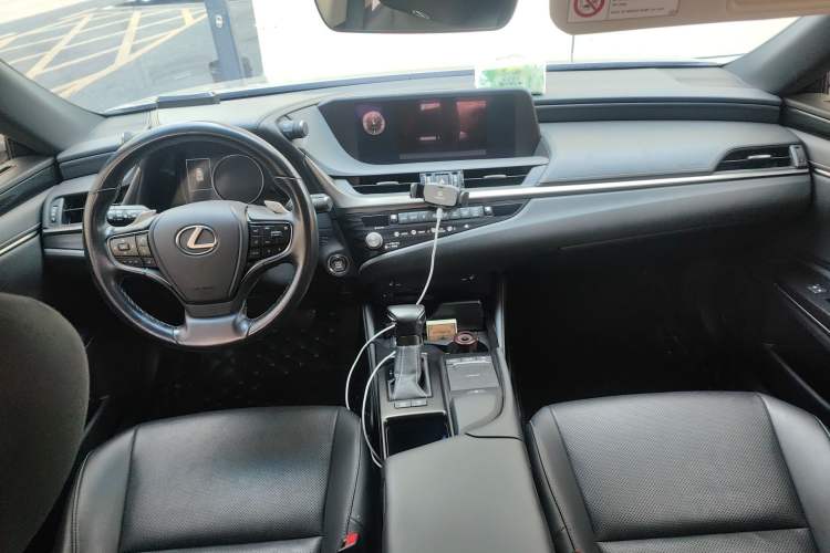 Used Lexus ES 2020 200 Excellence Edition Center Console