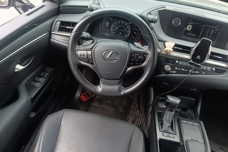 Used Lexus ES 2020 200 Excellence Edition Center Console