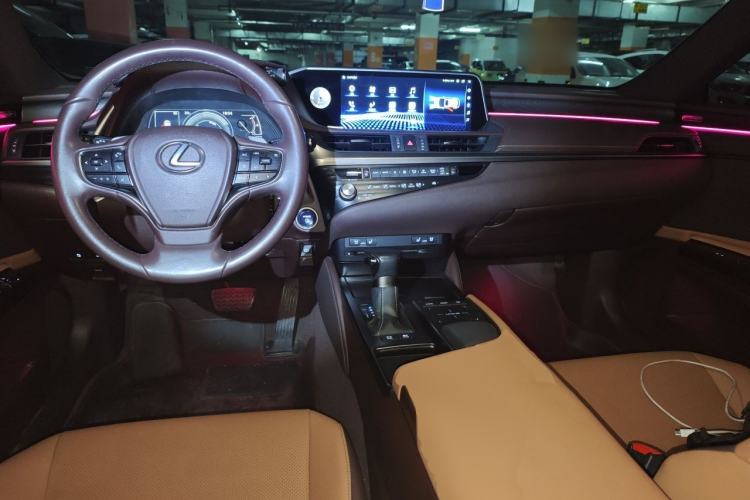 Used Lexus ES 2020 300h Deluxe Edition Center Console