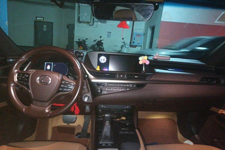 Used Lexus ES 2020 200 Excellence Edition Center Console