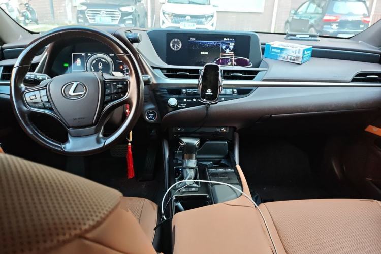 Used Lexus ES 2020 300h Premier Edition Center Console