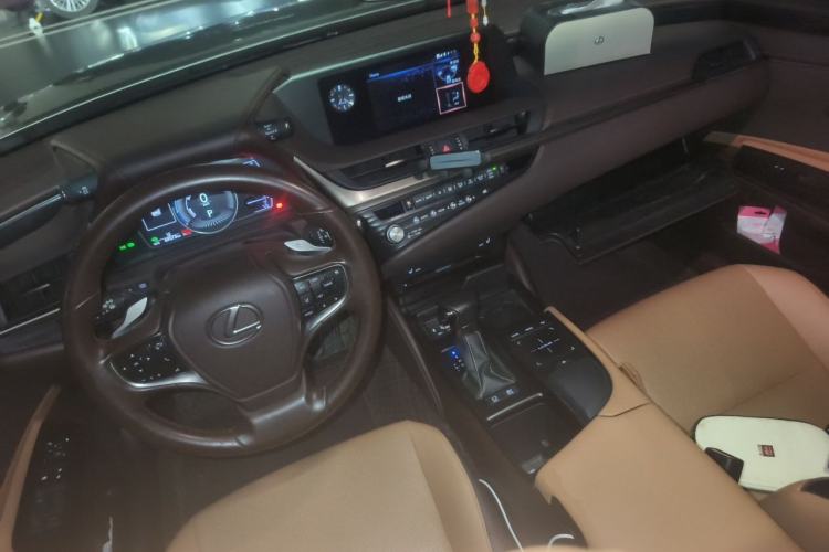 Used Lexus ES 2020 300h Premier Edition Center Console