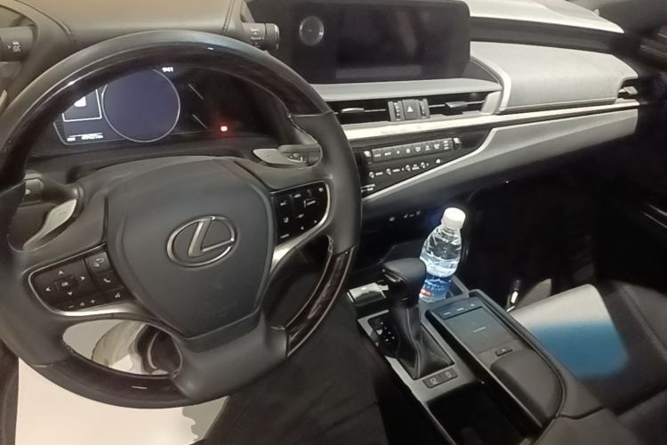 Used Lexus ES 2020 200 Luxury Edition Center Console