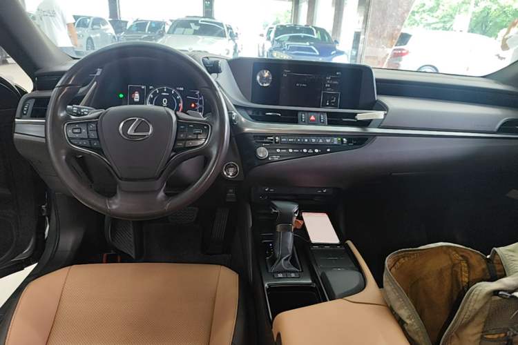 Used Lexus ES 2020 200 Excellence Edition Center Console