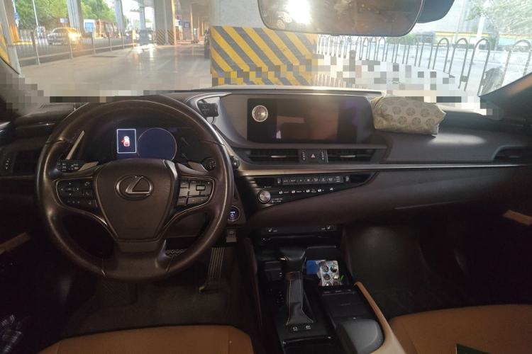 Used Lexus ES 2020 300h Premier Edition Center Console