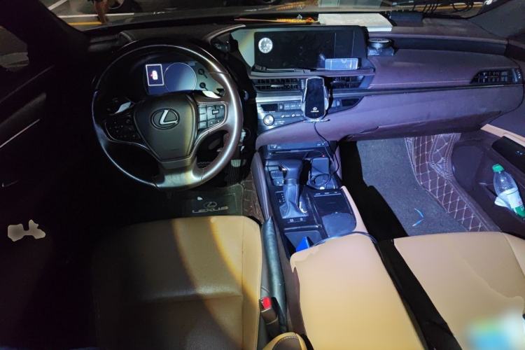 Used Lexus ES 2020 200 Excellence Edition Center Console