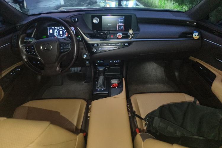 Used Lexus ES 2020 200 Luxury Edition Center Console