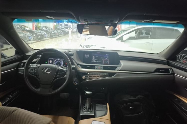 Used Lexus ES 2020 300h Premier Edition Center Console