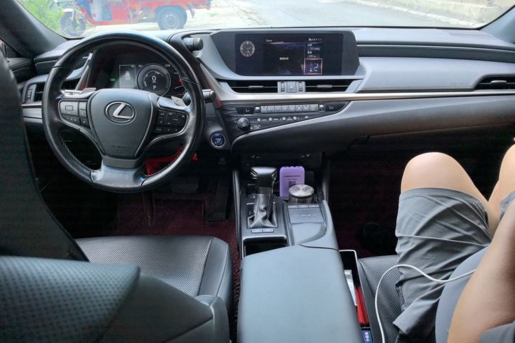 Used Lexus ES 2020 300h Premier Edition Center Console