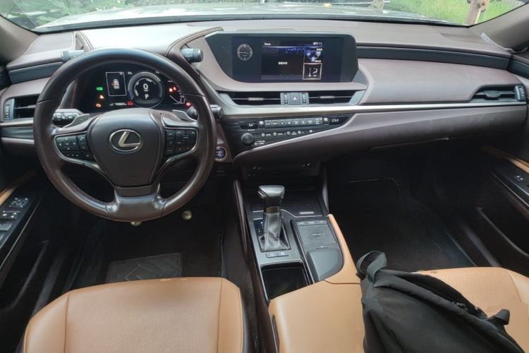 Used Lexus ES 2020 300h Premier Edition Center Console