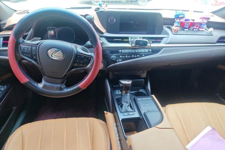 Used Lexus ES 2020 300h Premier Edition Center Console