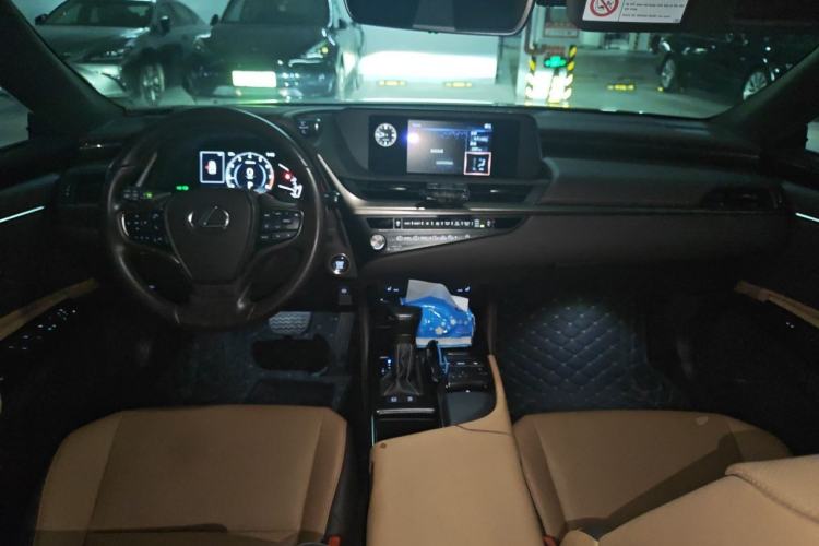 Used Lexus ES 2020 200 Excellence Edition Center Console