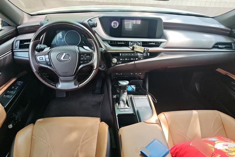 Used Lexus ES 2020 300h Premium Edition Center Console