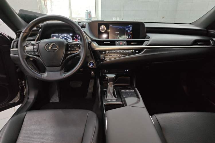Used Lexus ES 2020 300h Premier Edition Center Console