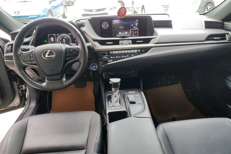 Used Lexus ES 2020 300h Premier Edition Center Console