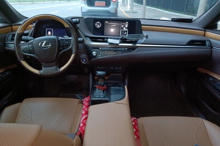 Used Lexus ES 2020 300h Premium Edition Center Console