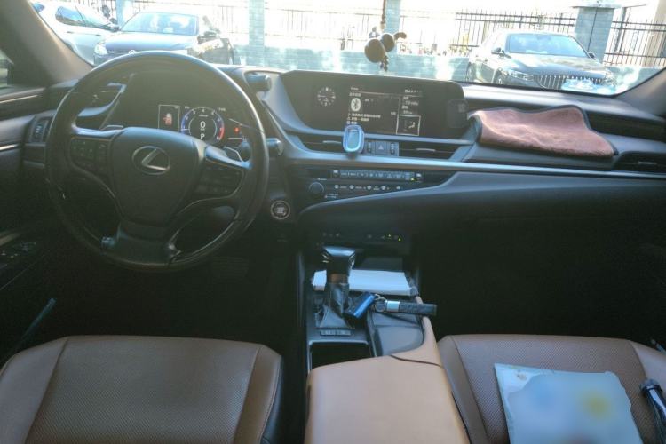Used Lexus ES 2020 200 Luxury Edition Center Console