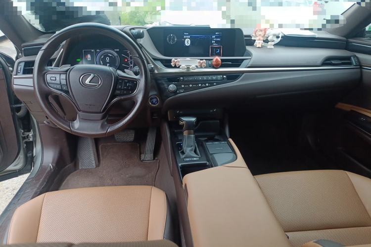 Used Lexus ES 2020 300h Premier Edition Center Console