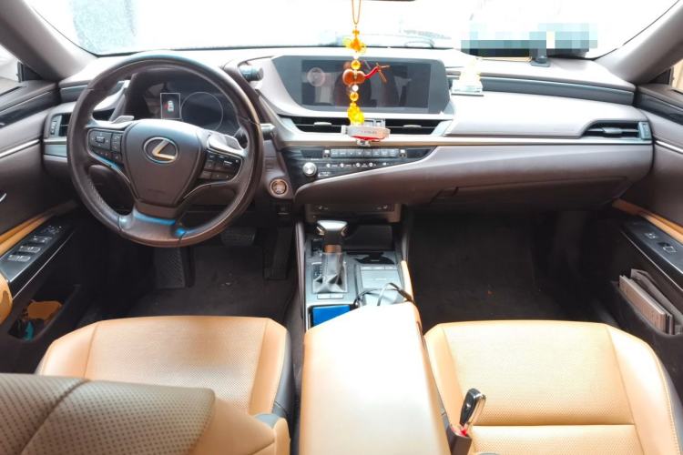 Used Lexus ES 2020 260 Excellence Edition Center Console