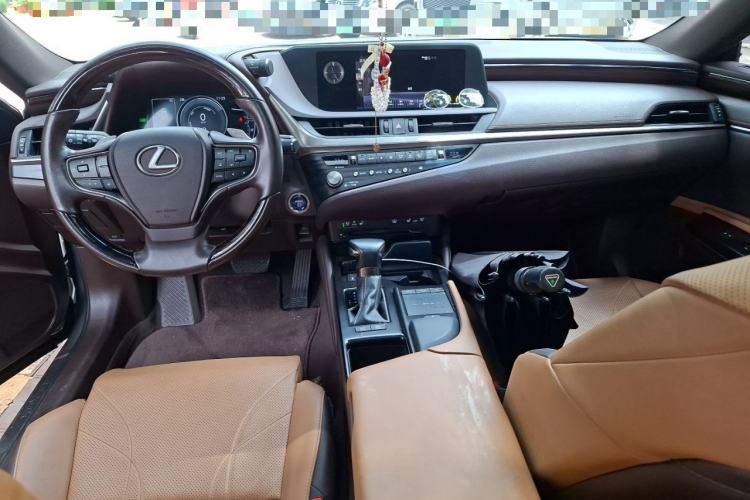 Used Lexus ES 2020 300h Premium Edition Center Console